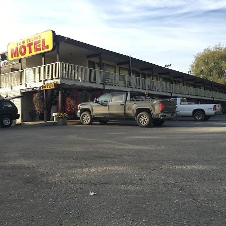 Twin Creeks Motel Lumby Exterior photo