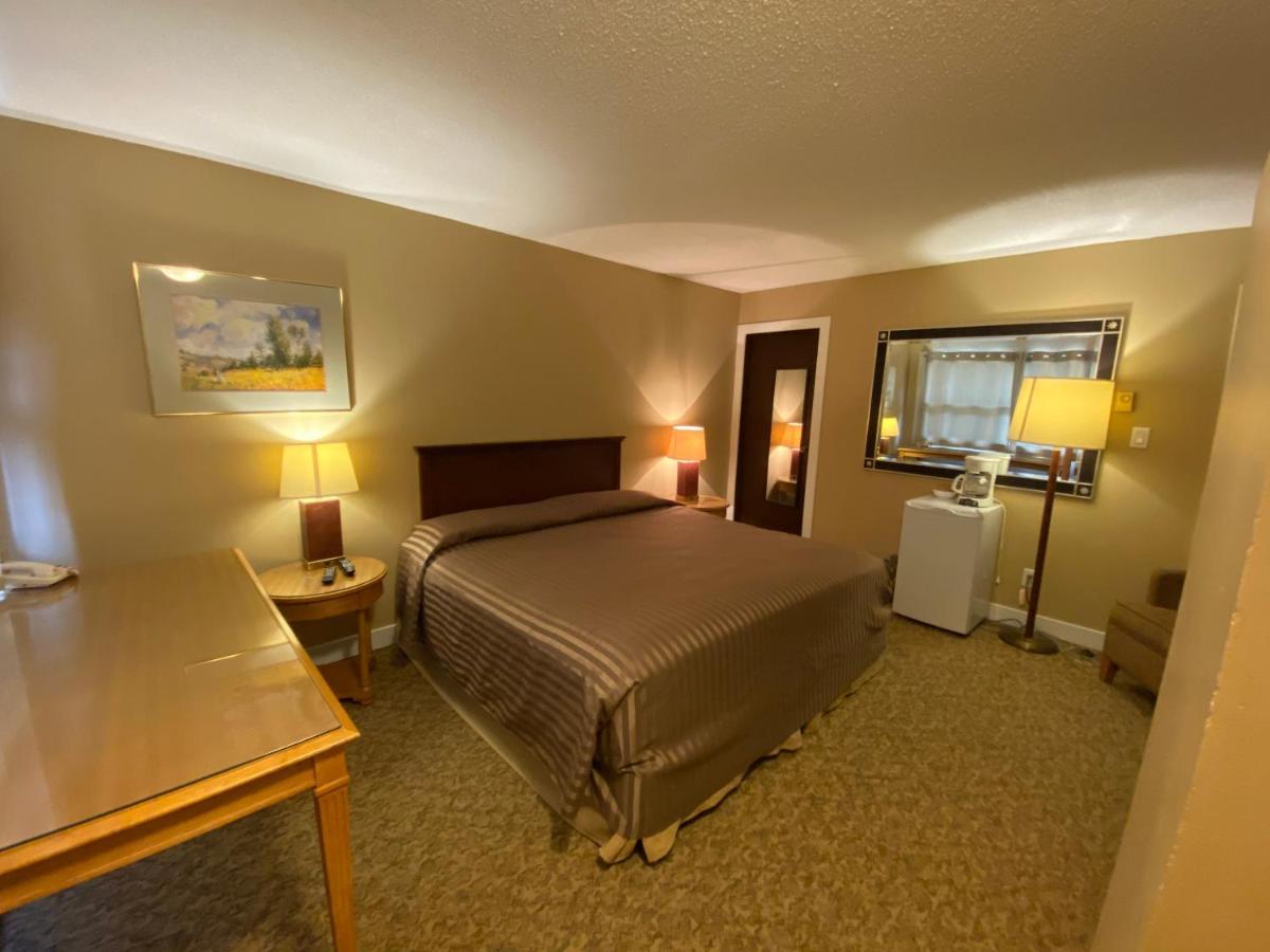 Twin Creeks Motel Lumby Exterior photo
