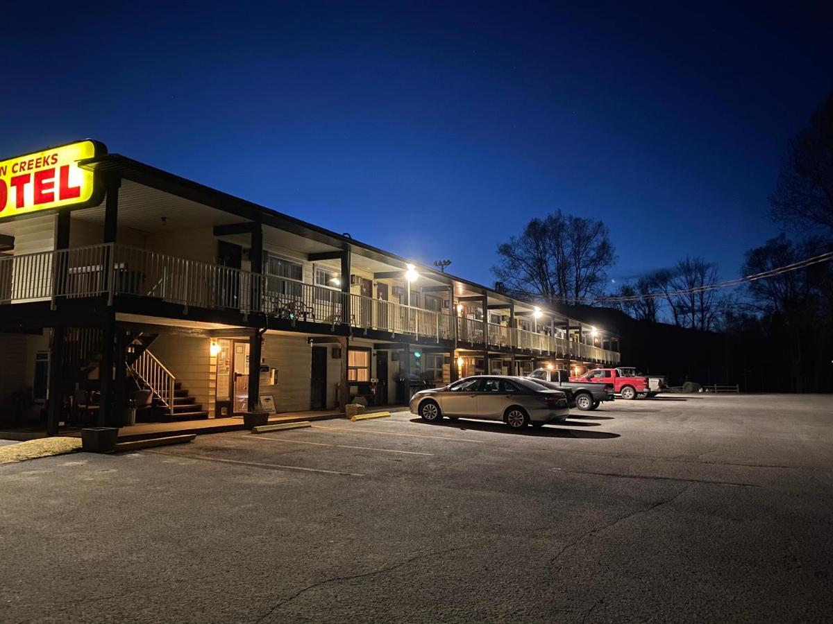 Twin Creeks Motel Lumby Exterior photo