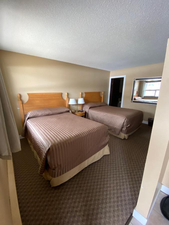 Twin Creeks Motel Lumby Exterior photo
